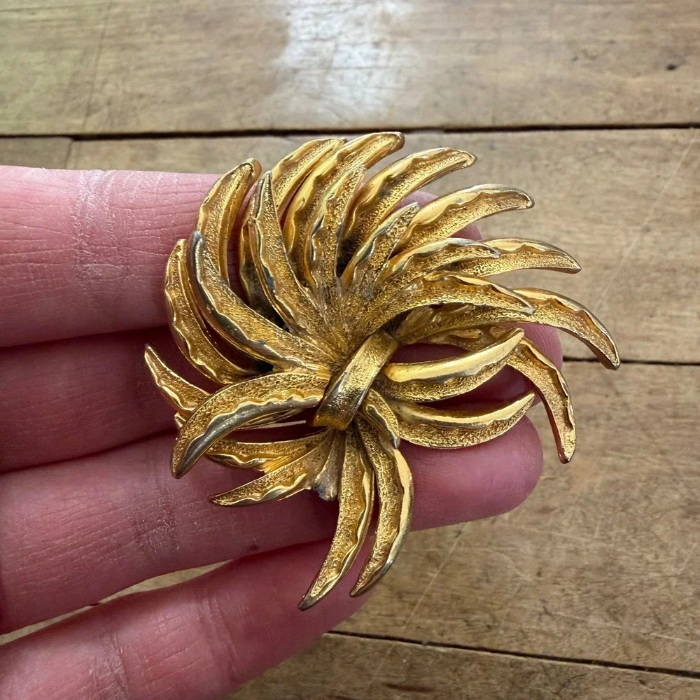 Vintage 1960s Gold‎ Tone Textured Spray Brooch Pin, MCM Wheat Leaf Swirl